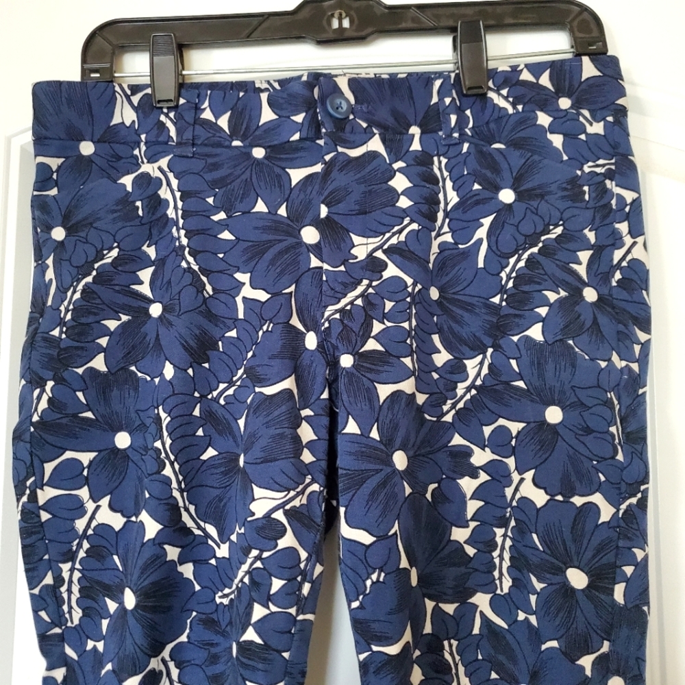 •Gap Slim City Coupe Urbaine Étroite•Blue and white floral print•Size 6 US/38EU